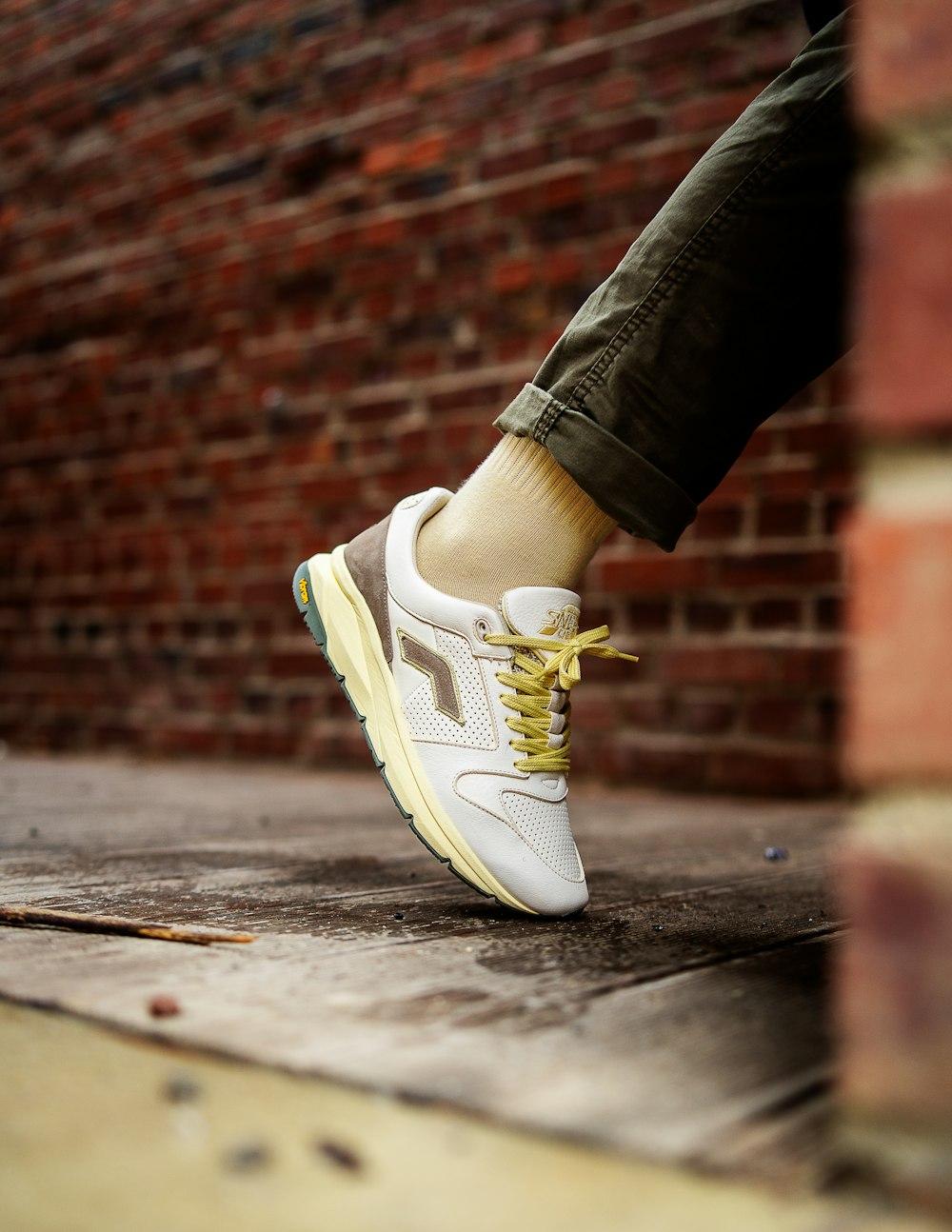 Foto persona con zapatillas deportivas nike blancas y amarillas – Imagen  Zapatilla gratis en Unsplash