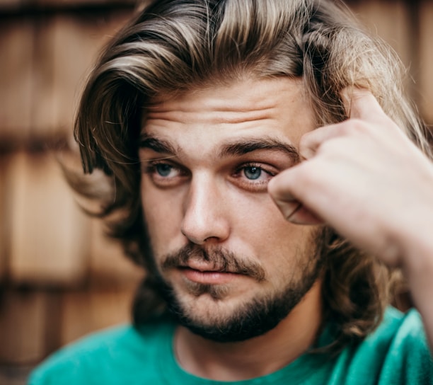 man in green crew neck shirt