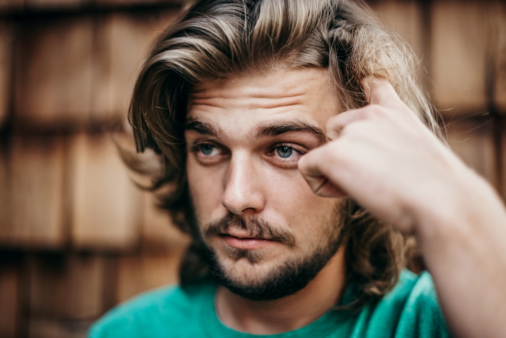 Hombre con camisa verde de cuello redondo