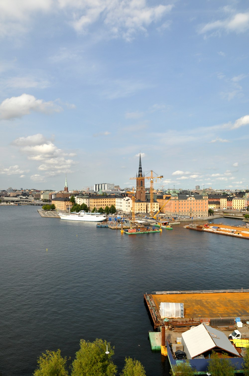 weißes Boot tagsüber auf dem Wasser in der Nähe von Stadtgebäuden