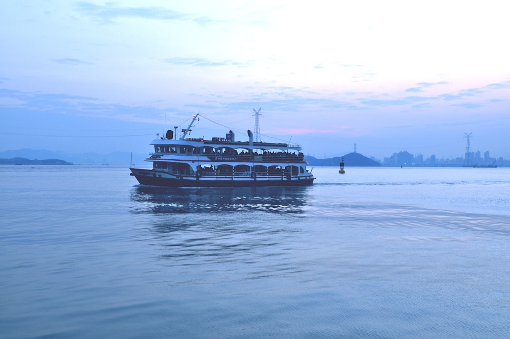 Weißes Schiff auf See unter weißem Himmel tagsüber