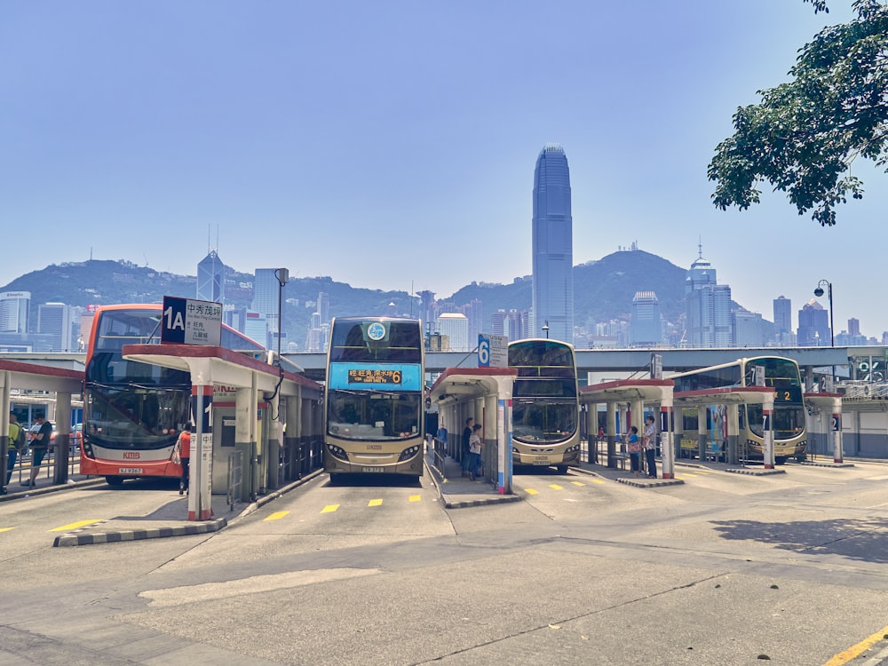 autobus rosso su strada durante il giorno