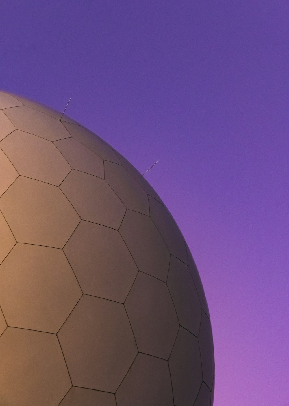 boule ronde grise sous le ciel bleu pendant la journée