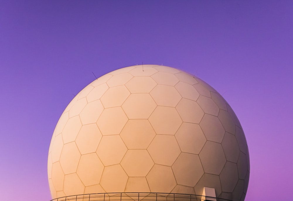 boule blanche sous le ciel bleu pendant la journée