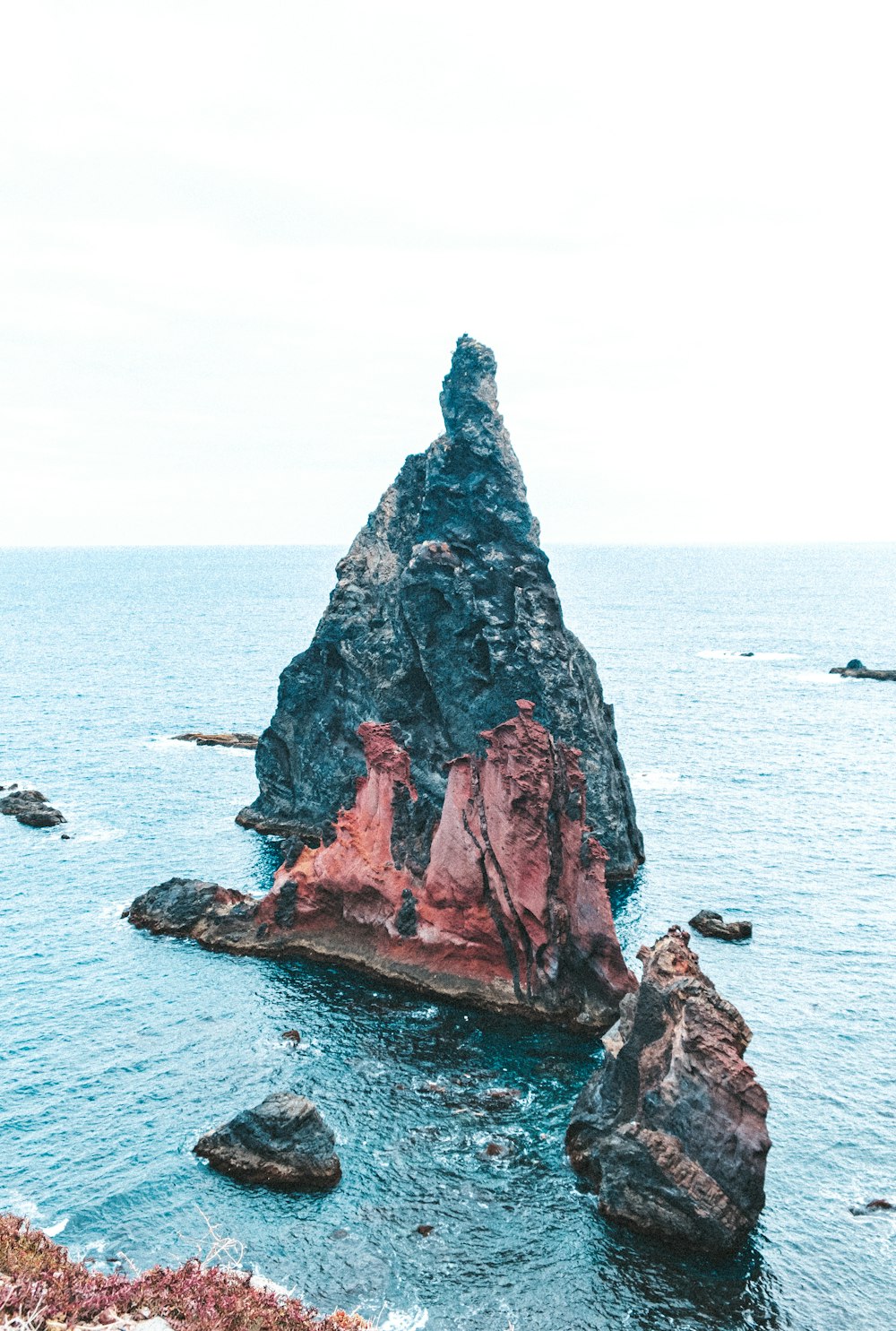 Formación de rocas marrones en el cuerpo de agua durante el día