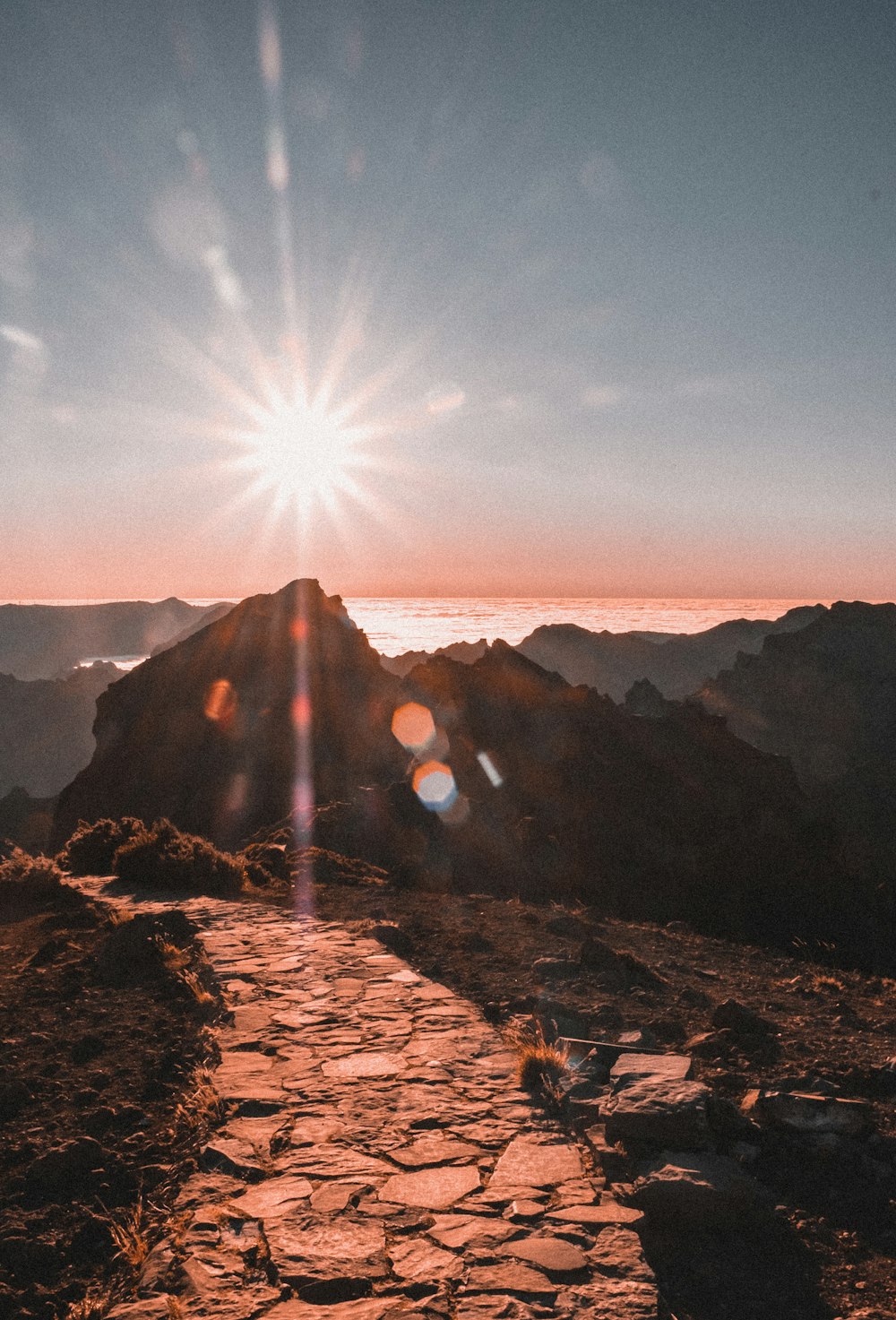 Il sole che tramonta sulle montagne