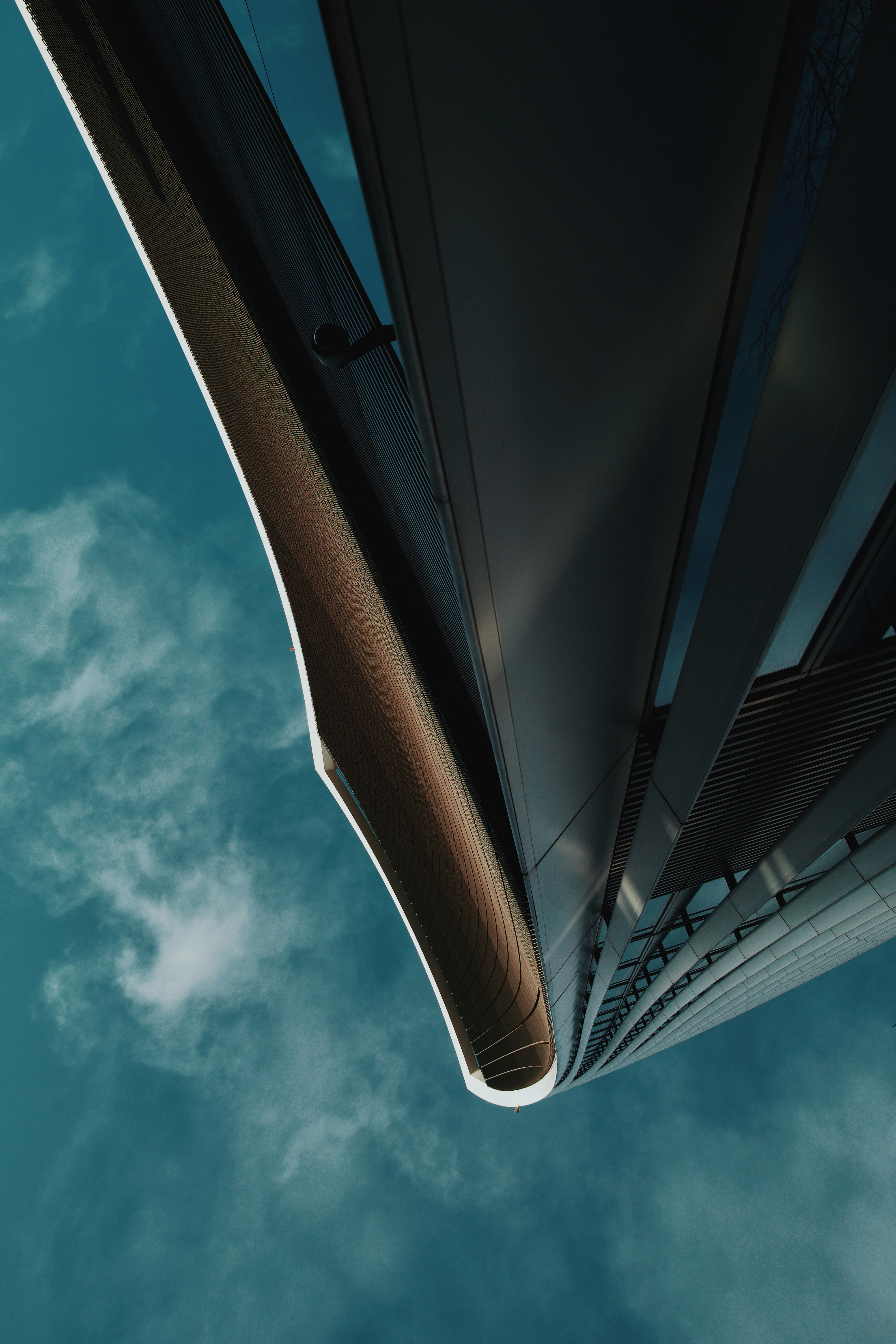 Fotografía de ángulo bajo de edificio de gran altura.