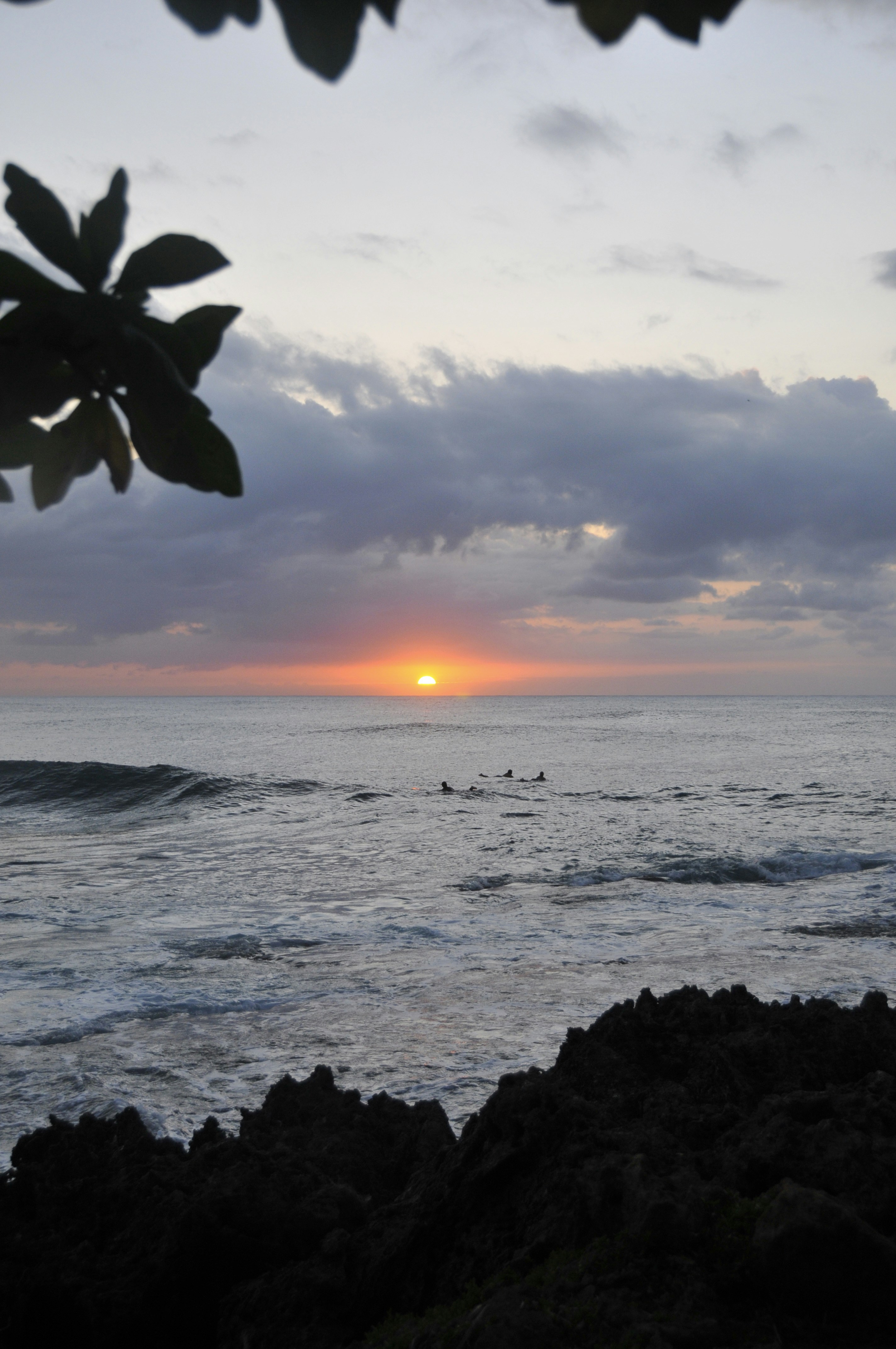 Les vagues de l’océan s’écrasent sur les rochers au coucher du soleil