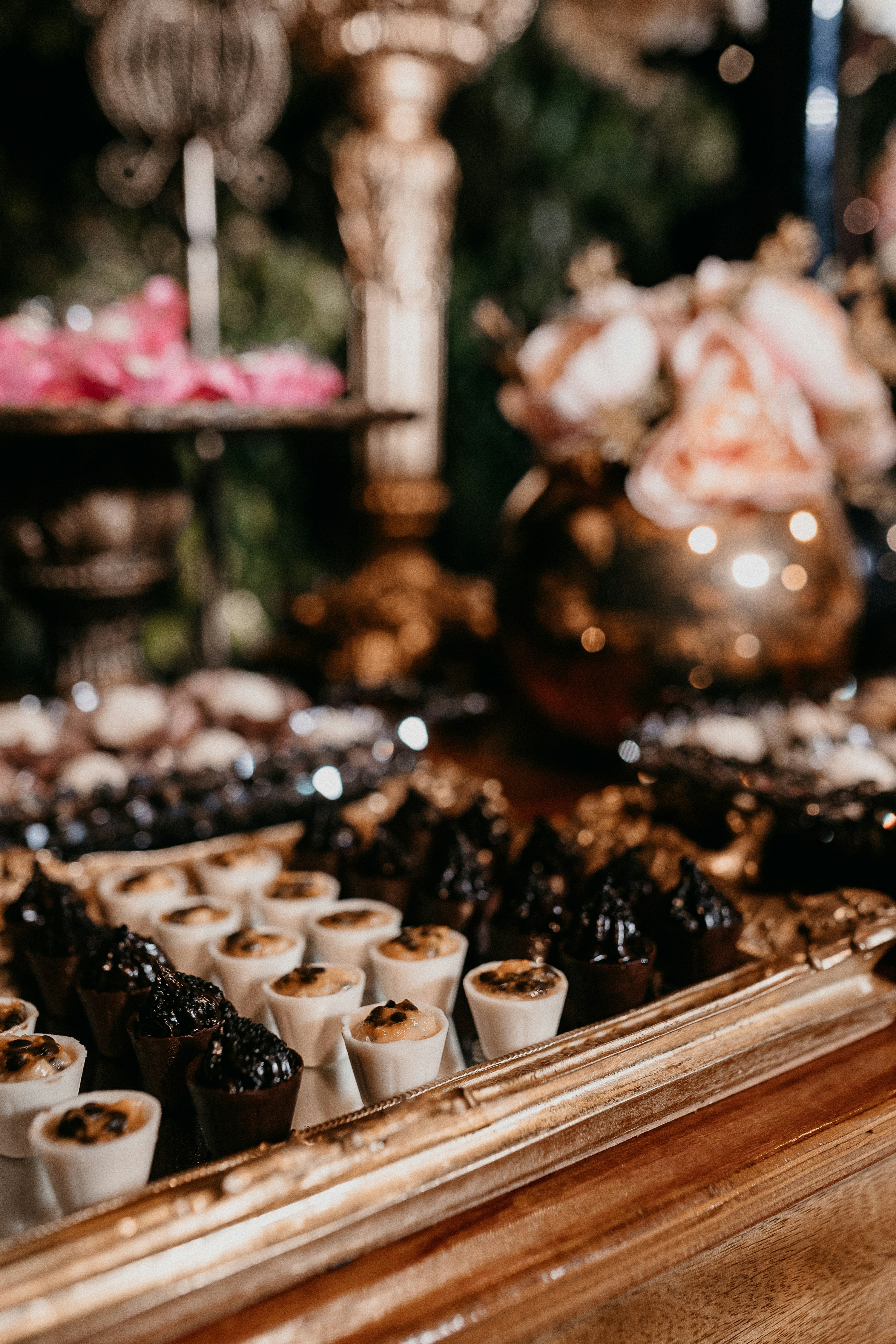 elegant dessert table display, ilustrasi artikel Sweet Sensations: Stunning Dessert Table Layout Ideas 7