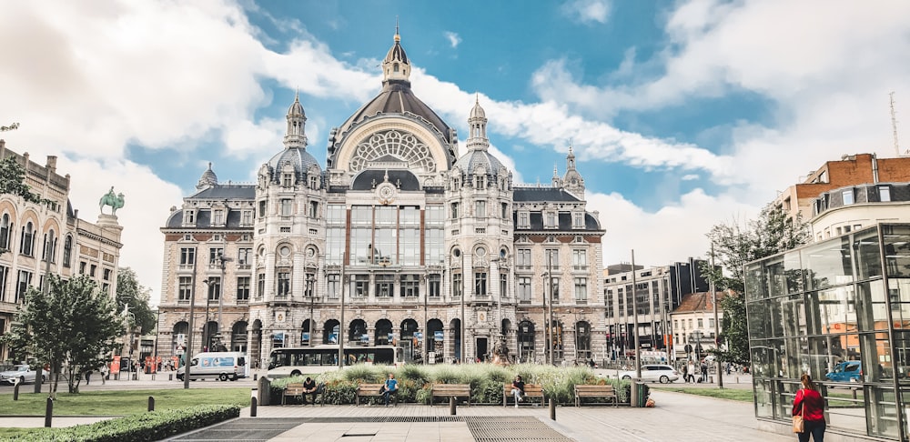 Edificio de hormigón blanco y marrón bajo el cielo azul durante el día