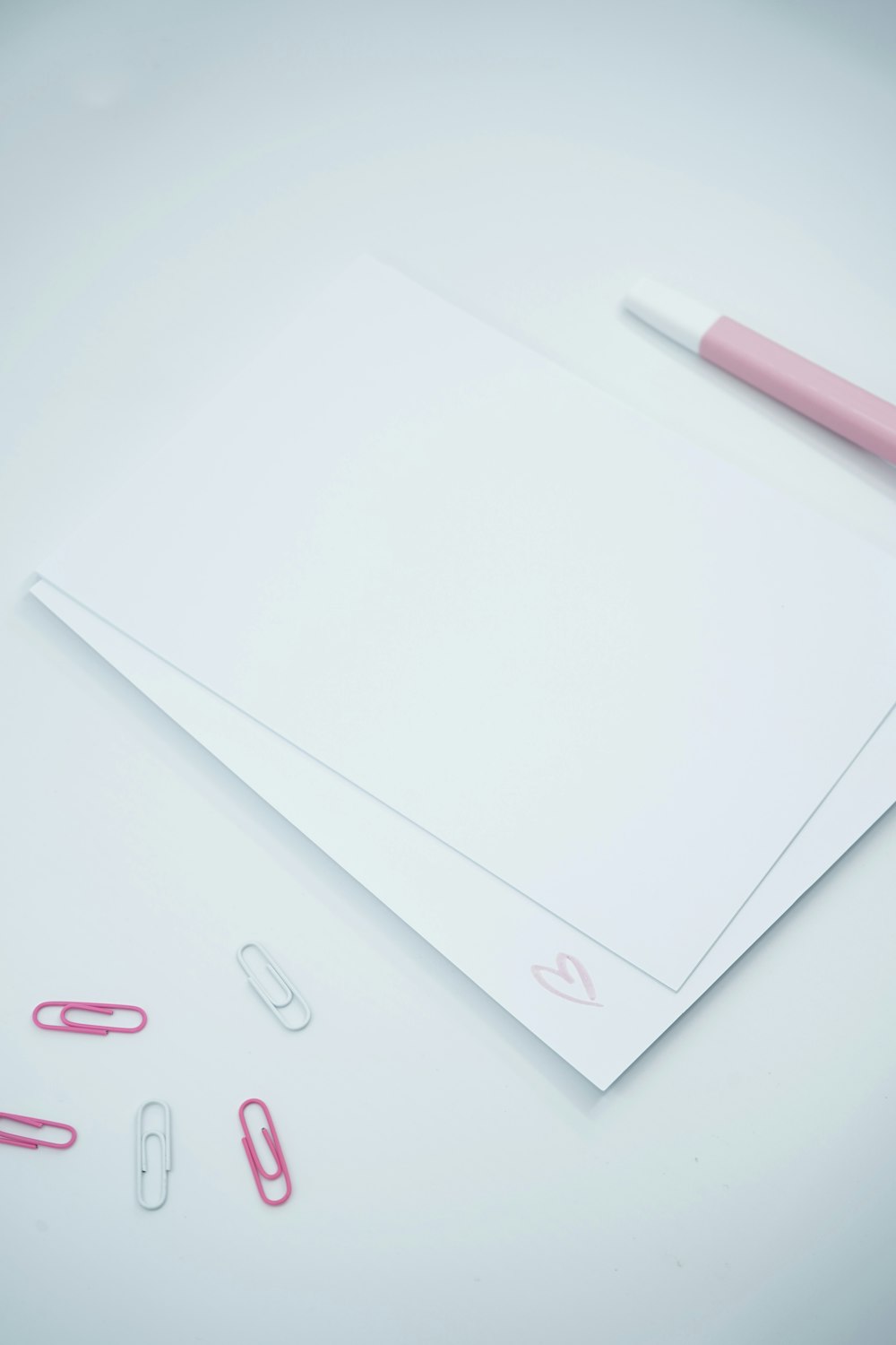 weißes Papier mit rosa Stift