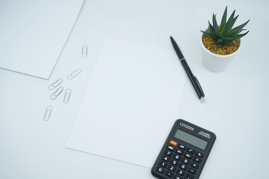 Calculatrice et stylo pour la fiscalité d’un courtier