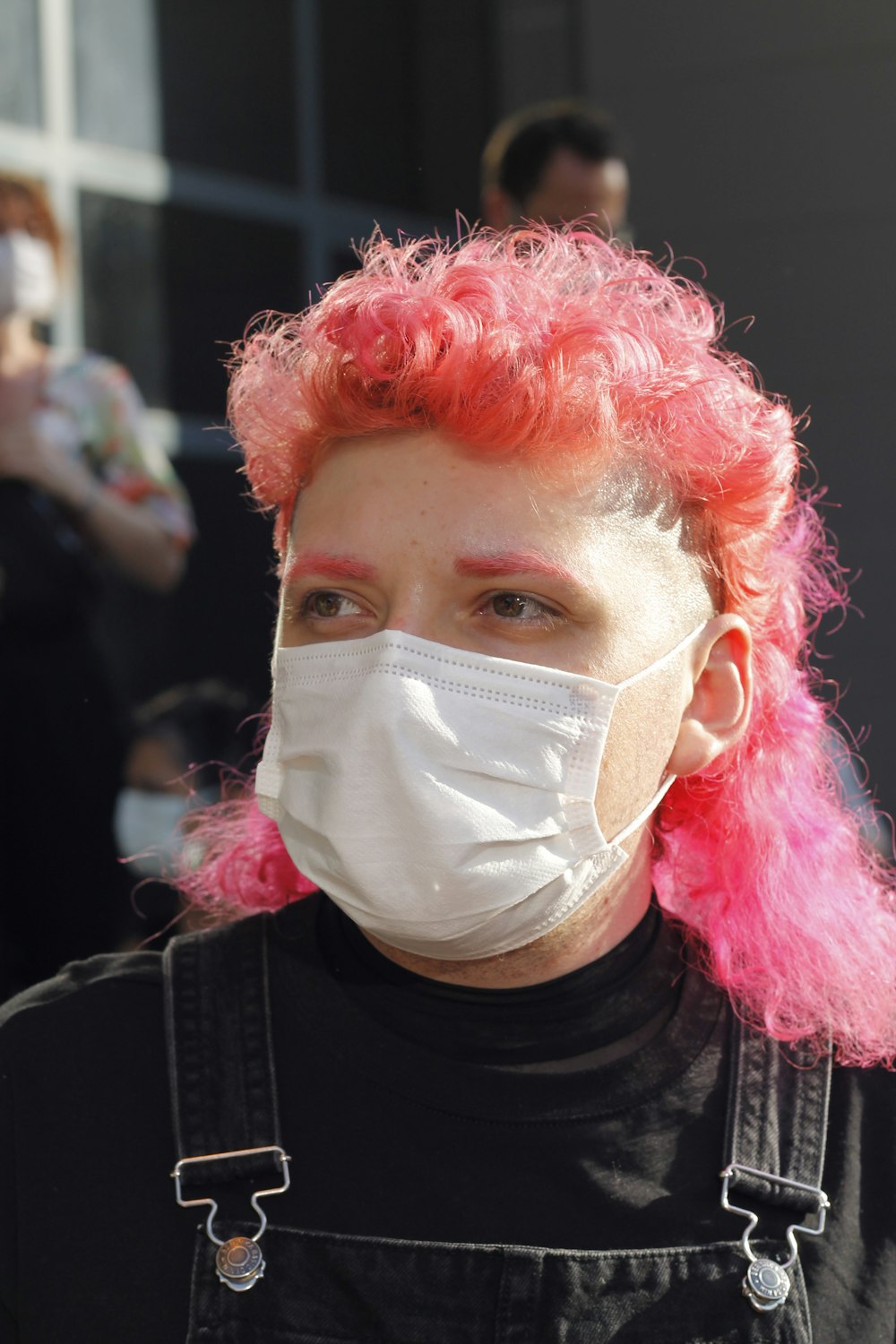 mulher na camisa preta do pescoço da tripulação com cabelo cor-de-rosa