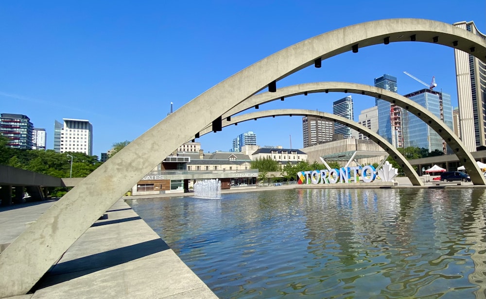 ponte in cemento bianco sul fiume durante il giorno