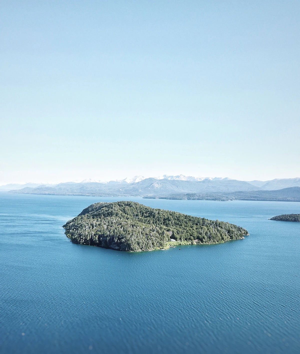 Vista aérea del lago Nahuel Huapi en Bariloche, Patagonia argentina