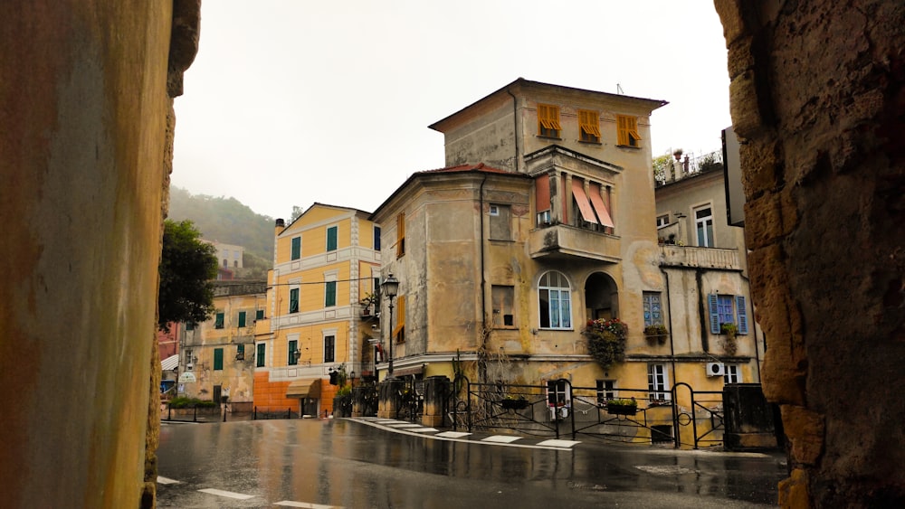 Persone che camminano sul marciapiede vicino all'edificio di cemento marrone durante il giorno