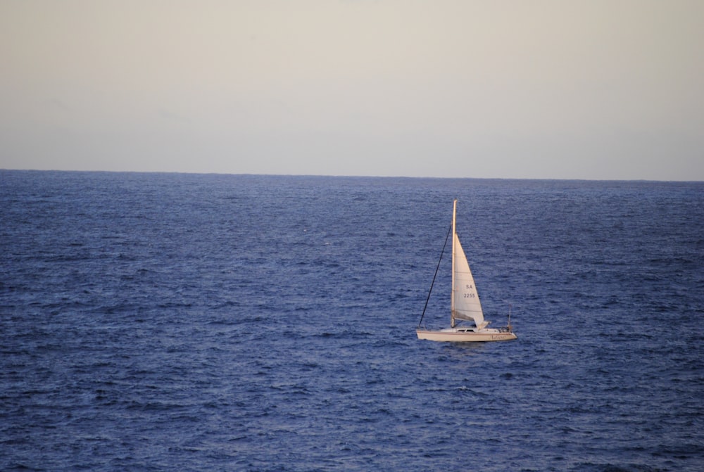 barca a vela bianca sul mare durante il giorno