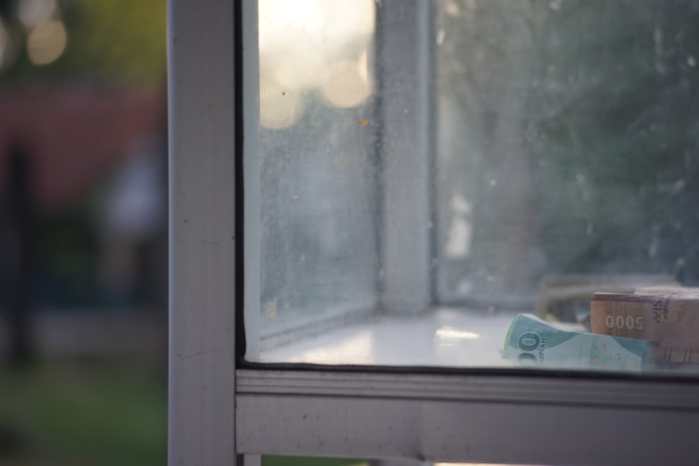 Fenêtre en verre encadrée en bois blanc