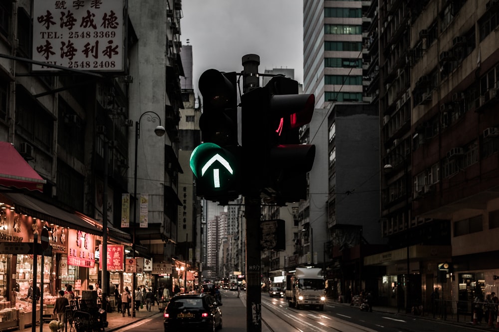 green and red traffic light