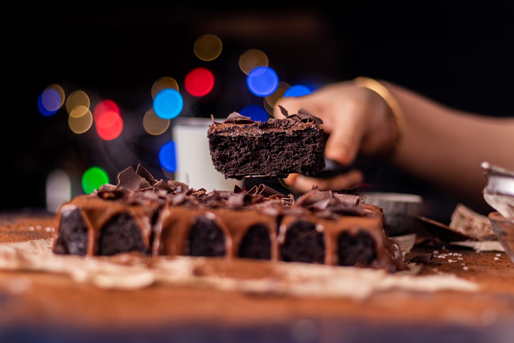 茶色の木のテーブルの上のチョコレートケーキ