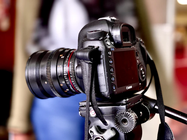 black dslr camera on black tripod