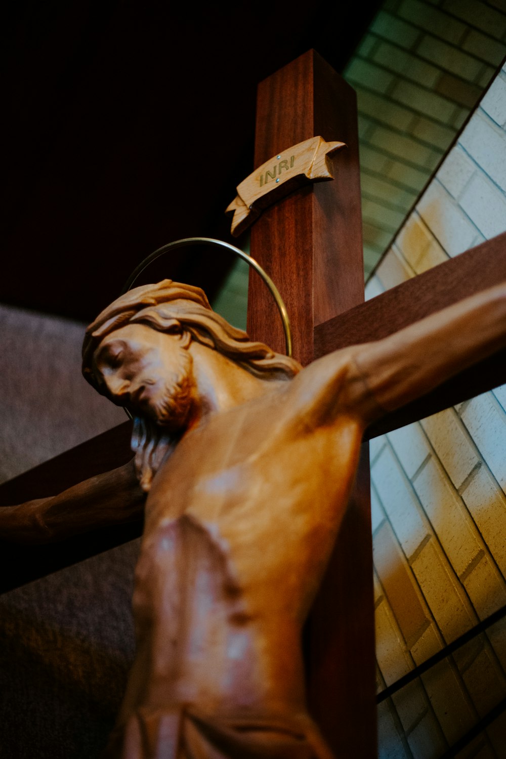 Braunes Menschenskelett aus Holz auf braunem Holzständer