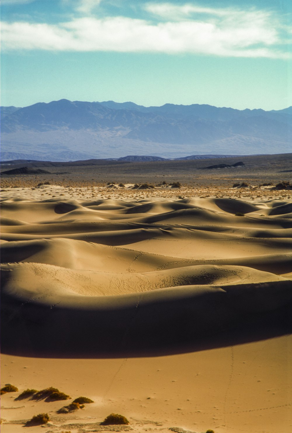 sable brun sous ciel bleu pendant la journée