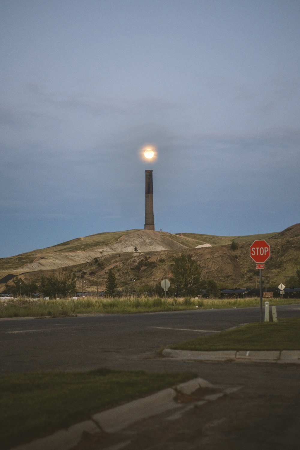 Brauner und weißer Turm in der Nähe des grünen Grasfeldes tagsüber