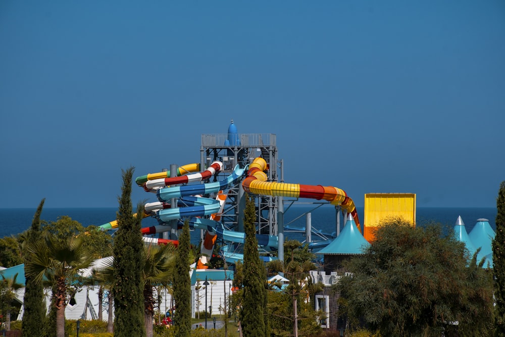 jouet en plastique bleu-jaune et rouge