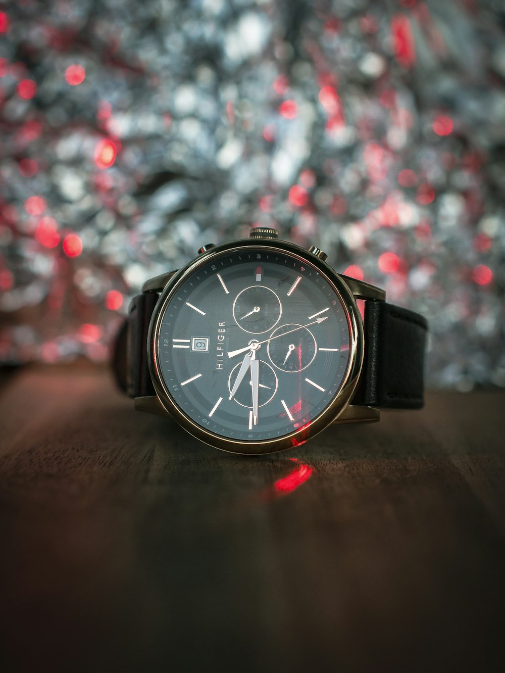 Reloj analógico redondo negro con correa de cuero negro