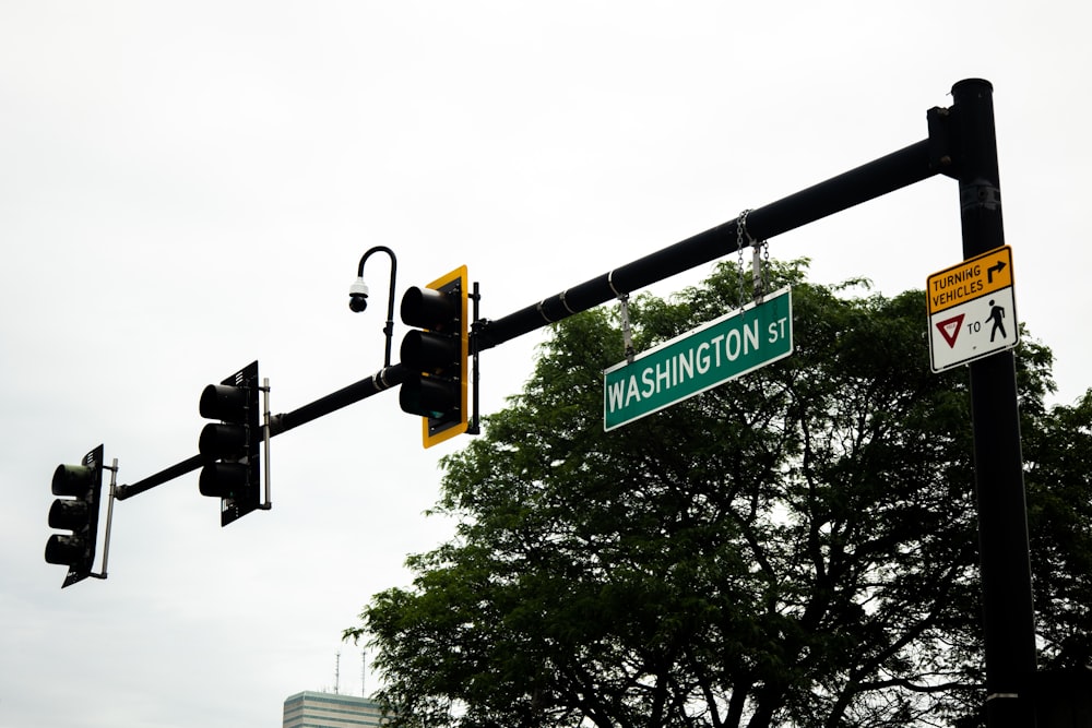 green and black traffic light