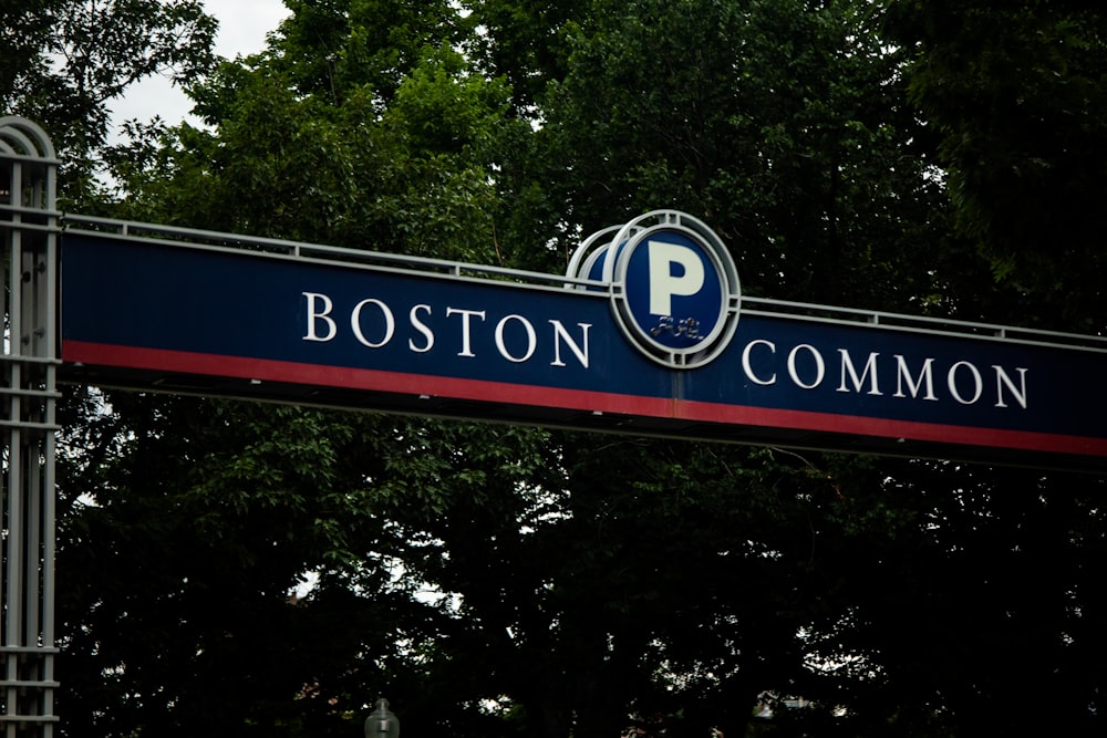 背景に木々が並ぶボストンの道路標識