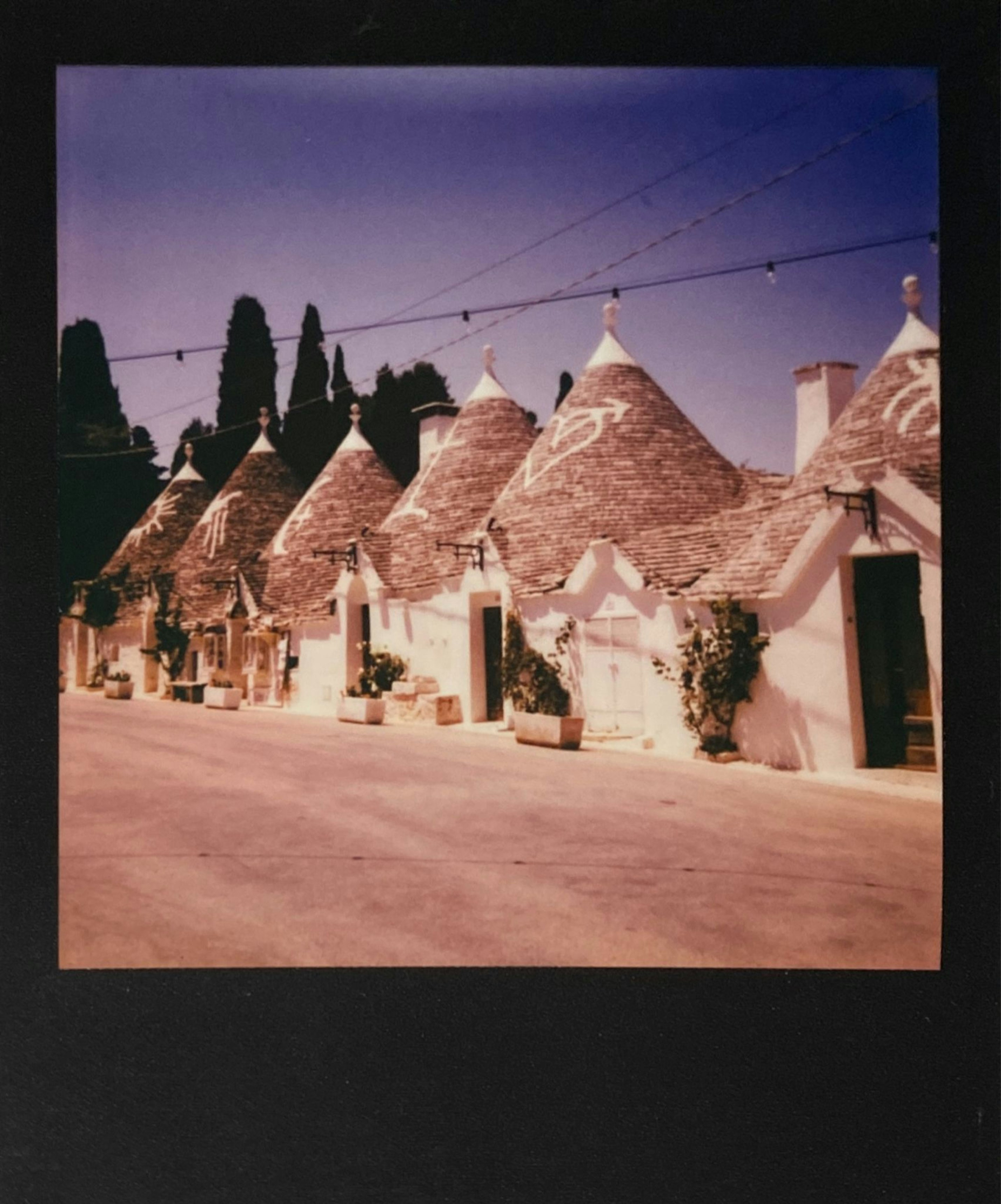 白と茶色のコンクリートの建物