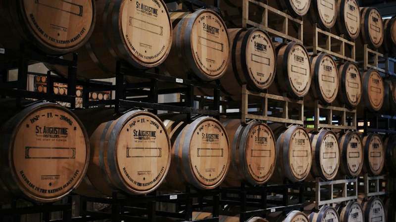 Barris de bourbon envelhecendo em rack de destilaria