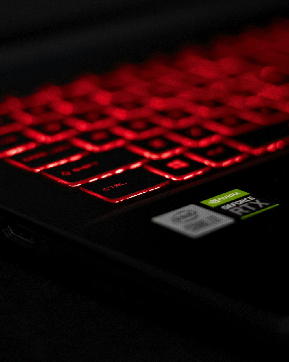 computador portátil preto e vermelho