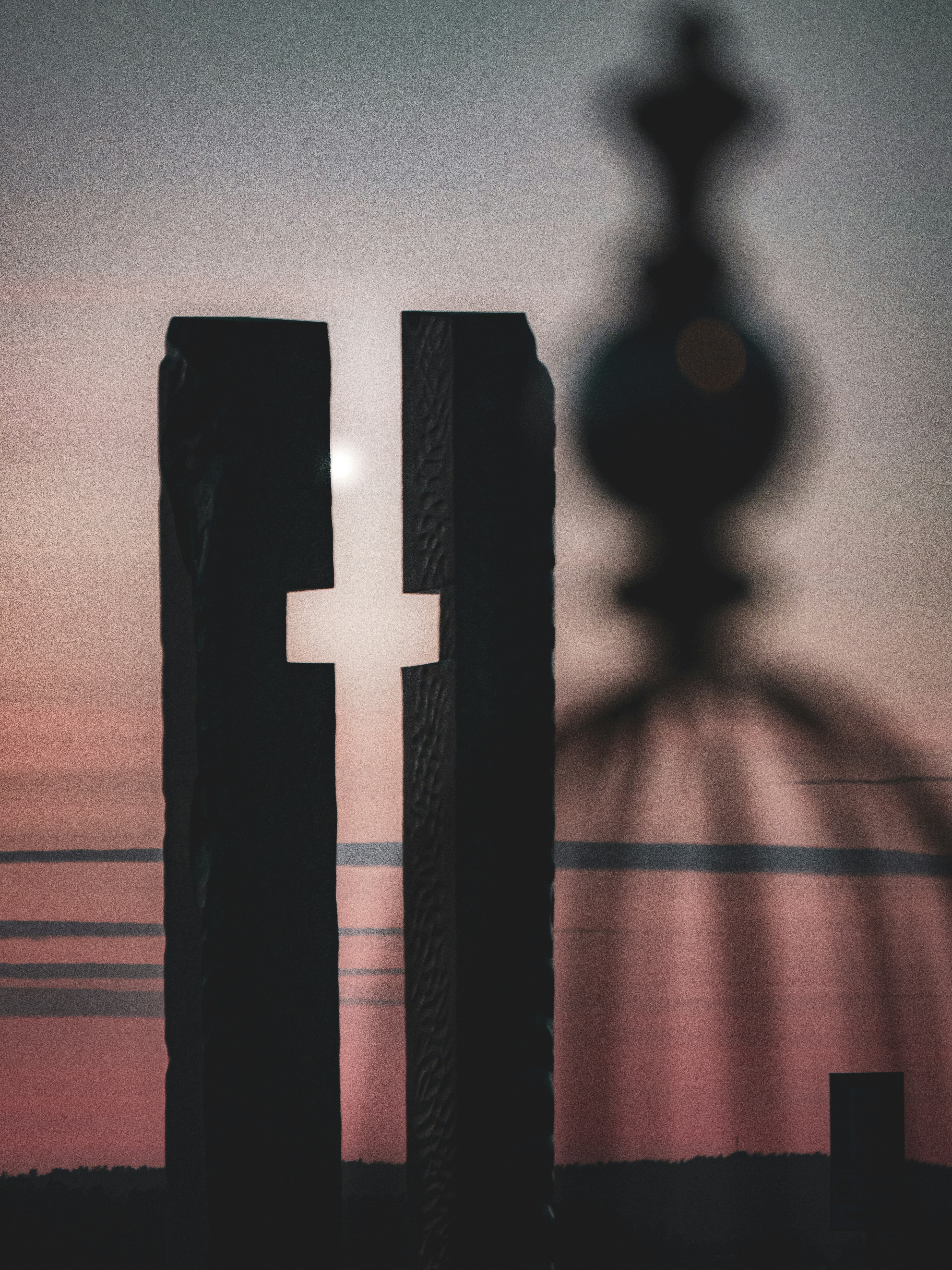 Silhouette des Kreuzes bei Sonnenuntergang