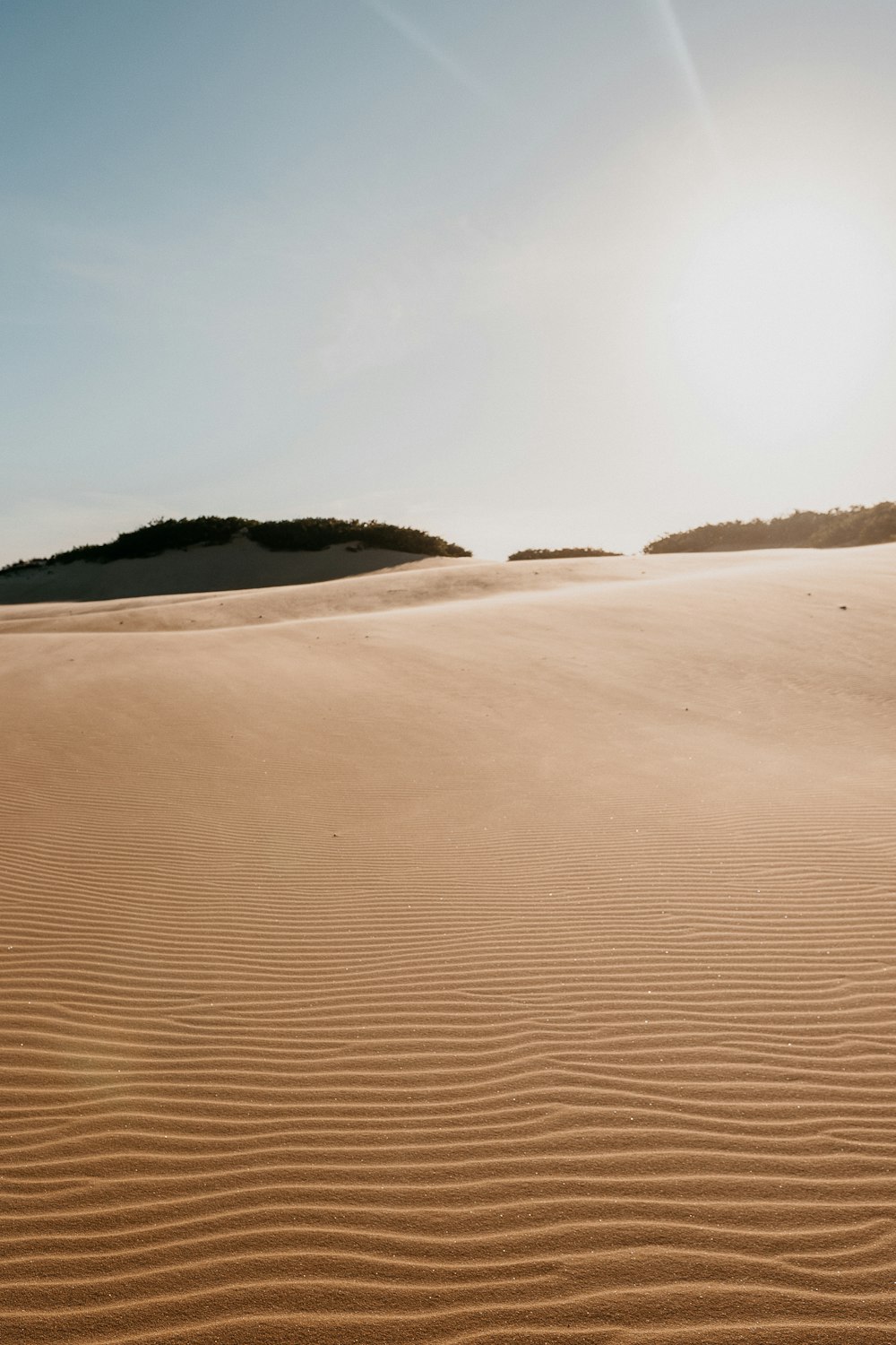 brauner Sand unter weißem Himmel tagsüber