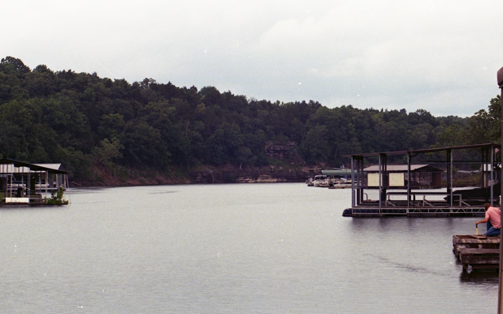 Muelle de madera blanca en el lago durante el día