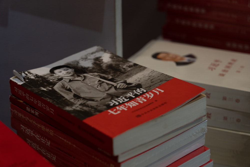 livro vermelho e branco na mesa branca