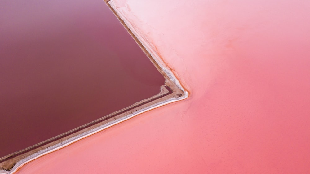 ventana de vidrio con marco blanco en pared rosa