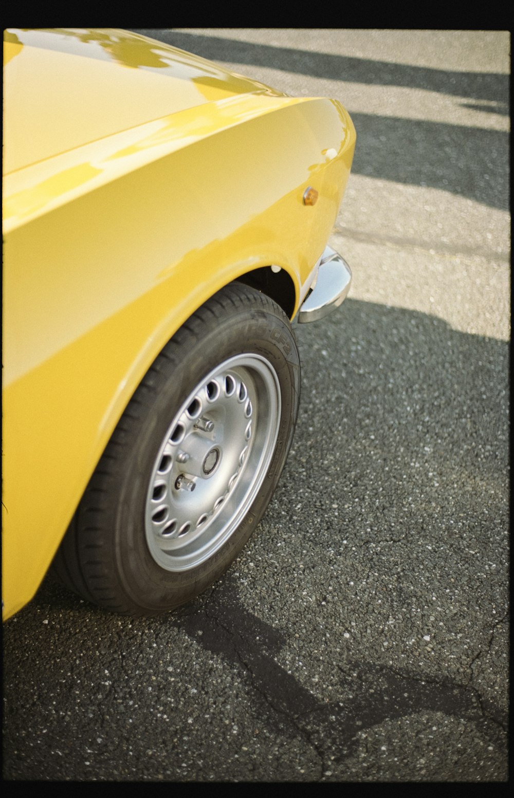 Coche amarillo con rueda gris