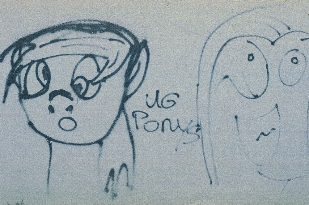 Schwarz-Weiß-Zeichnung eines Mädchens
