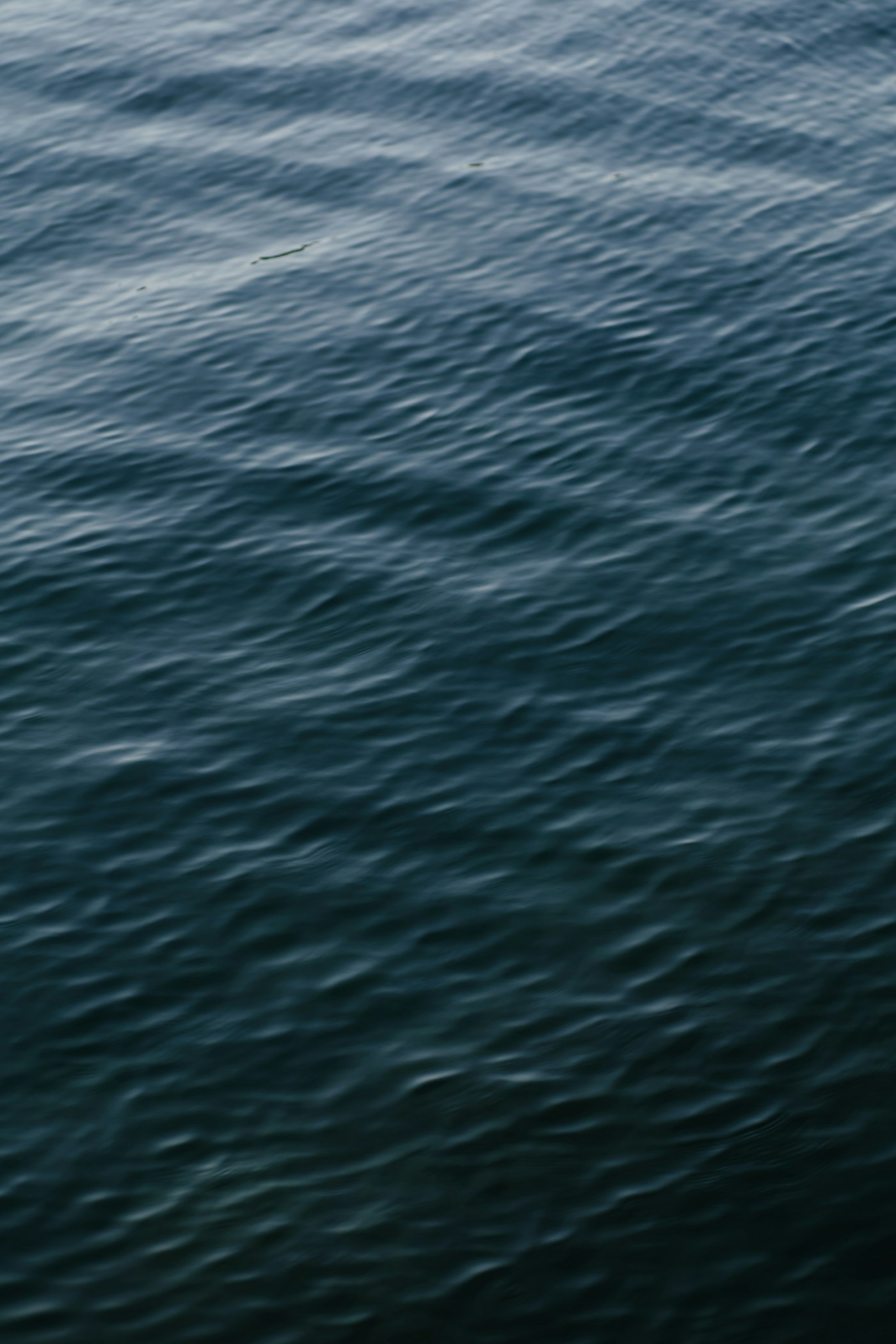 Blaue Wasserflaeche als ruhiger Hintergrund