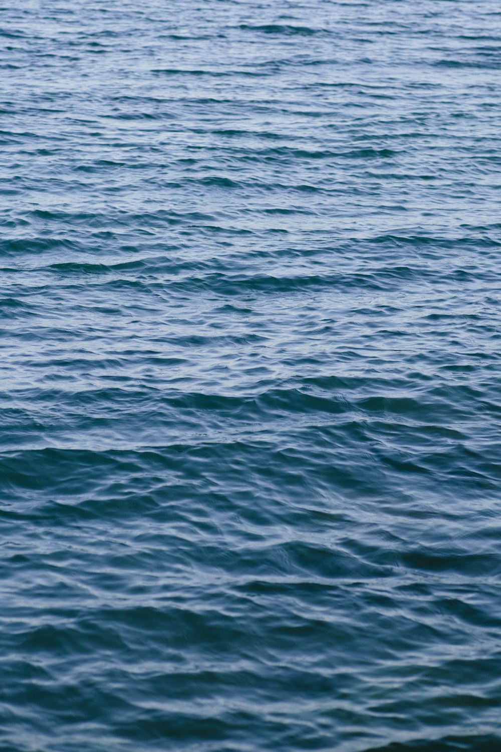 água azul do mar durante o dia