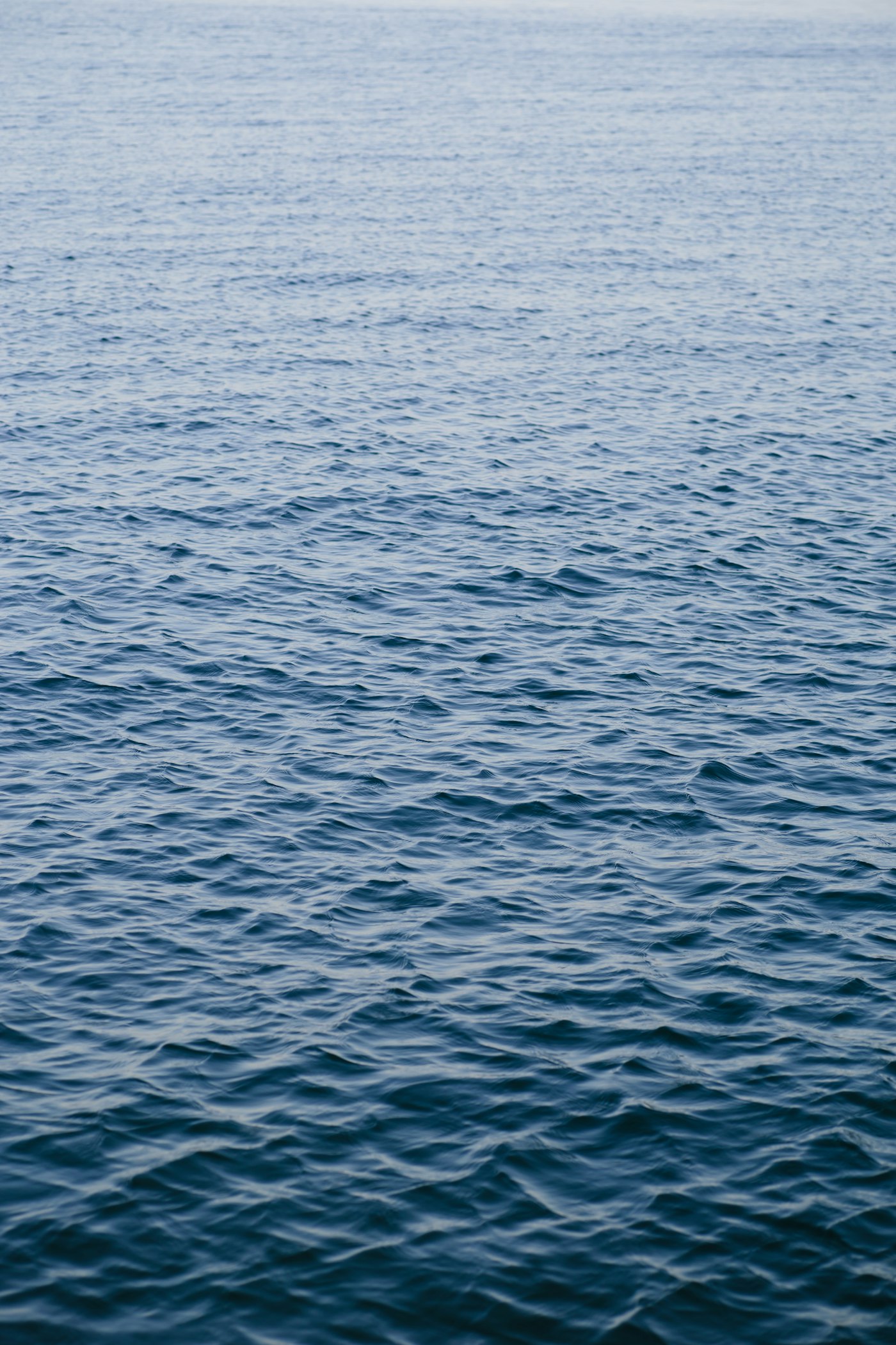 Ruhige Wasseroberflaeche als Symbol fuer kontrollierten Fluss