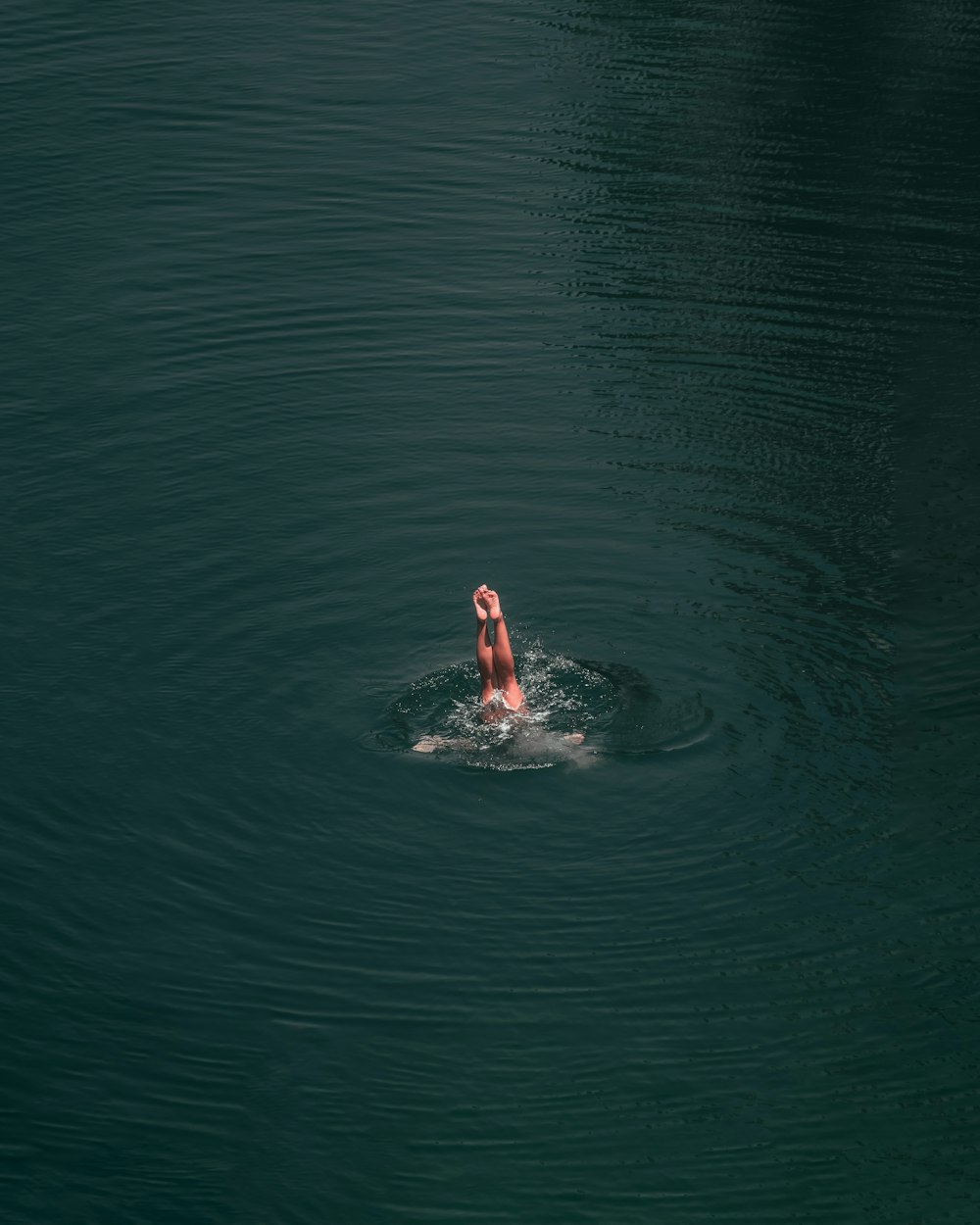 Person im Wasser während des Tages