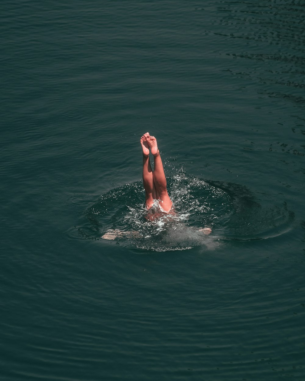 persona en el agua durante el día