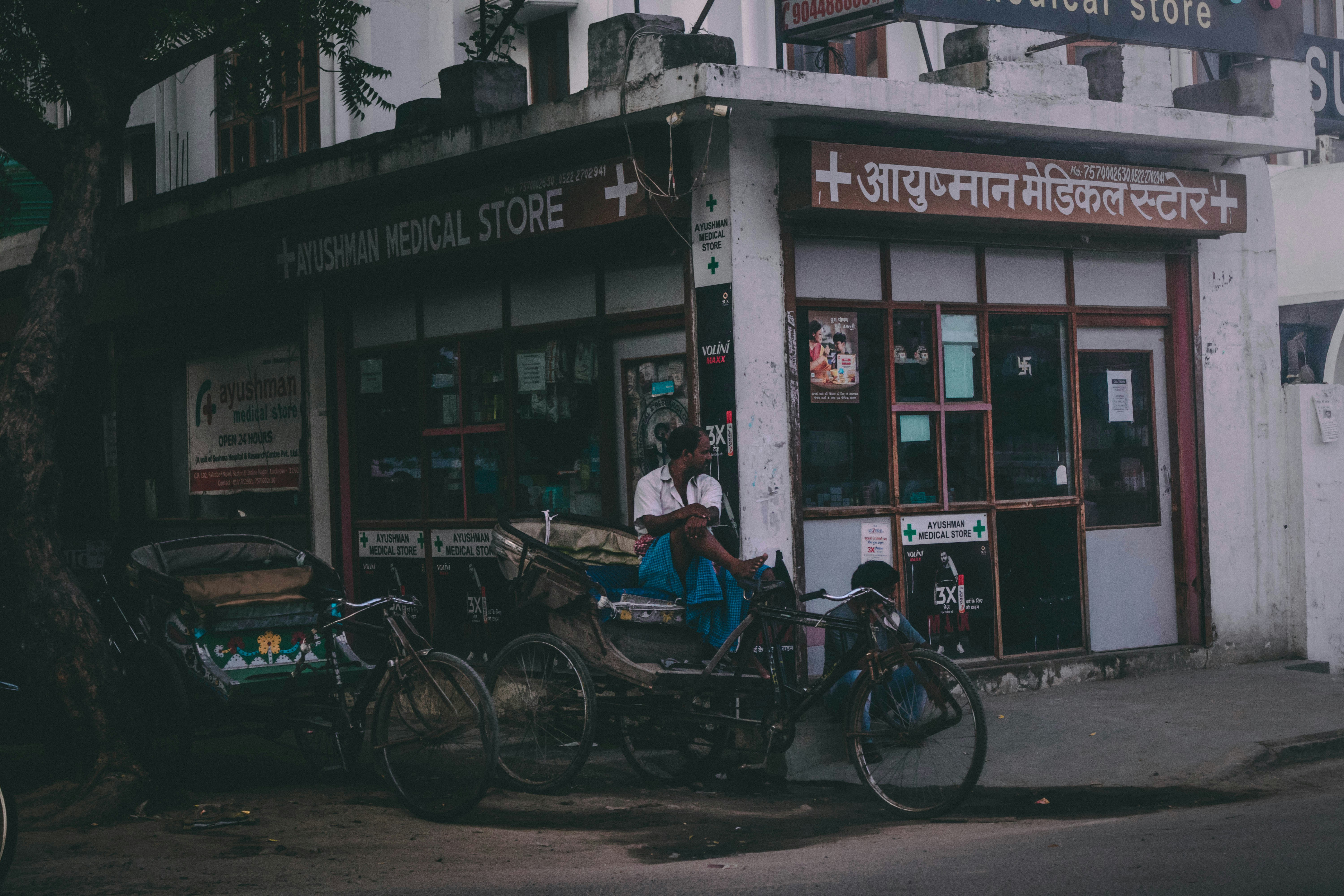 एक ब्लड बैंक का दृश्य जहाँ रक्त की थैलियाँ रेफ्रिजरेटर में व्यवस्थित रूप से रखे हुए हैं, लेकिन कुछ थैलियां धुंधली दिख रही हैं, जो संभावित लापरवाही का संकेत देती हैं।