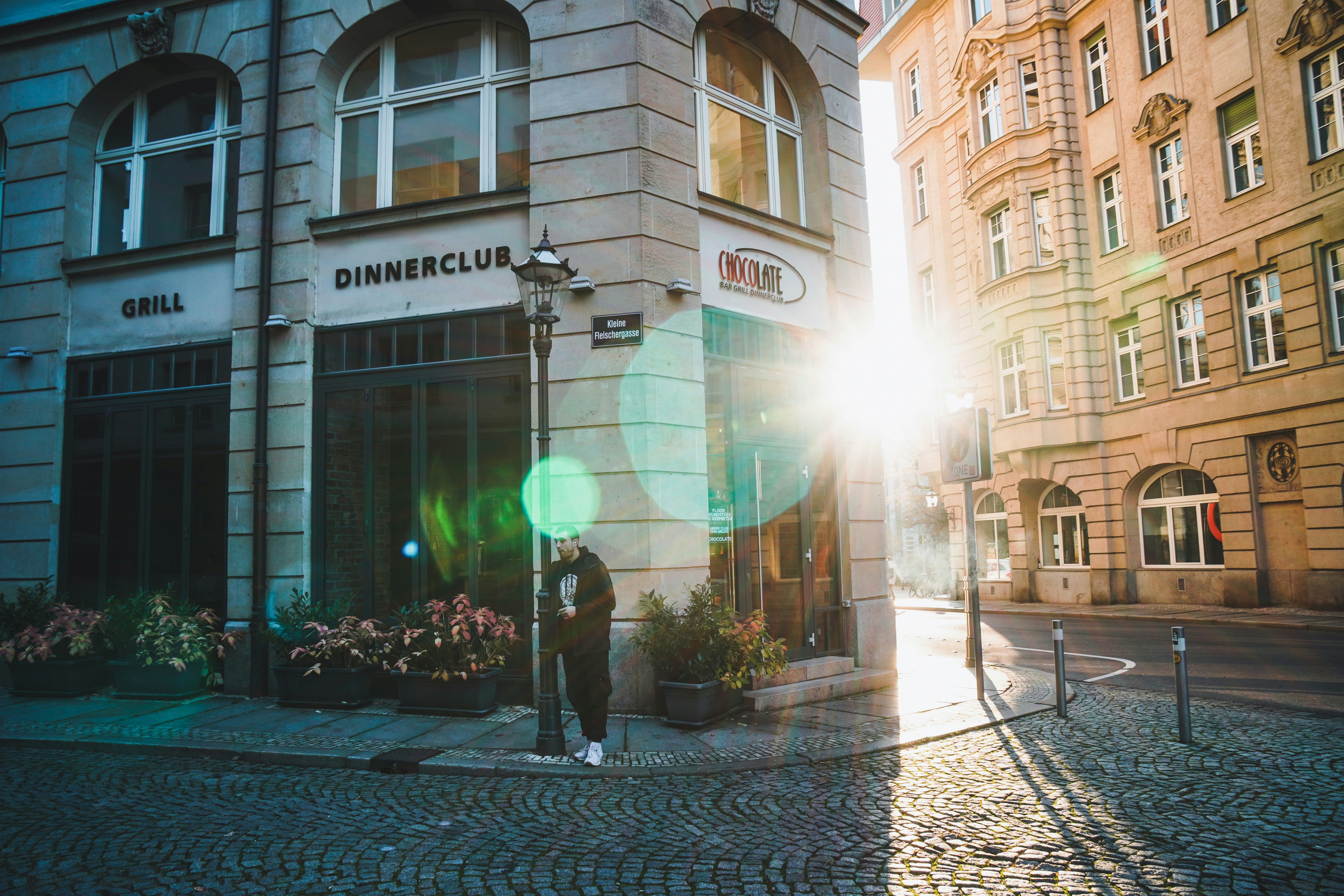 Braunes Betongebäude mit Glasfenstern