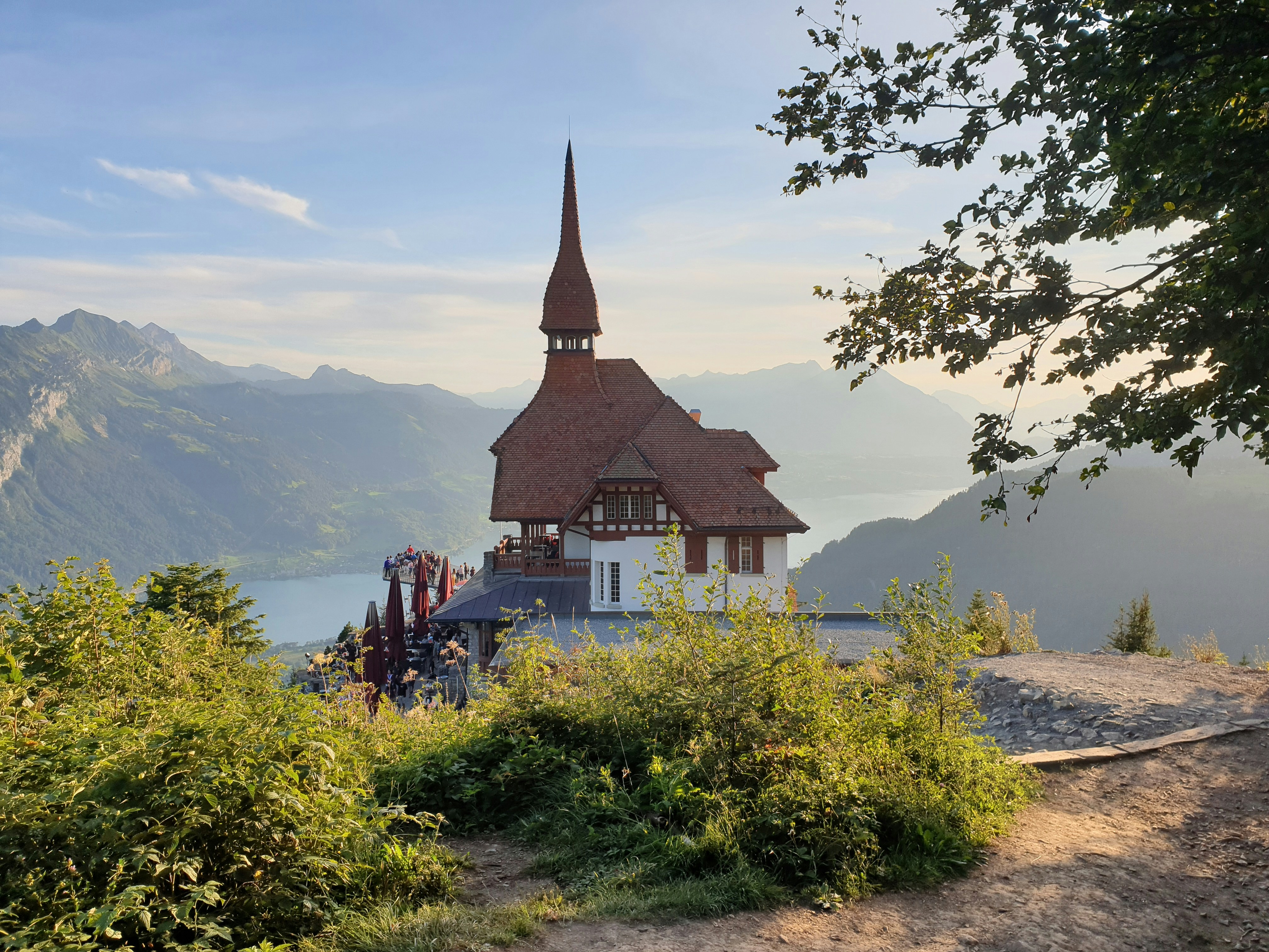 Harder Kulm: Pemandangan Interlaken yang Memukau & Tips Tetap Terhubung (eSIM)